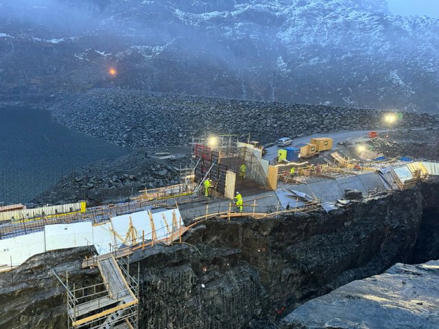 Pågåande arbeid med toppseksjoner på overløp