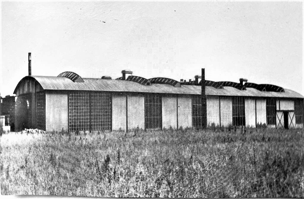a building with a curved roof