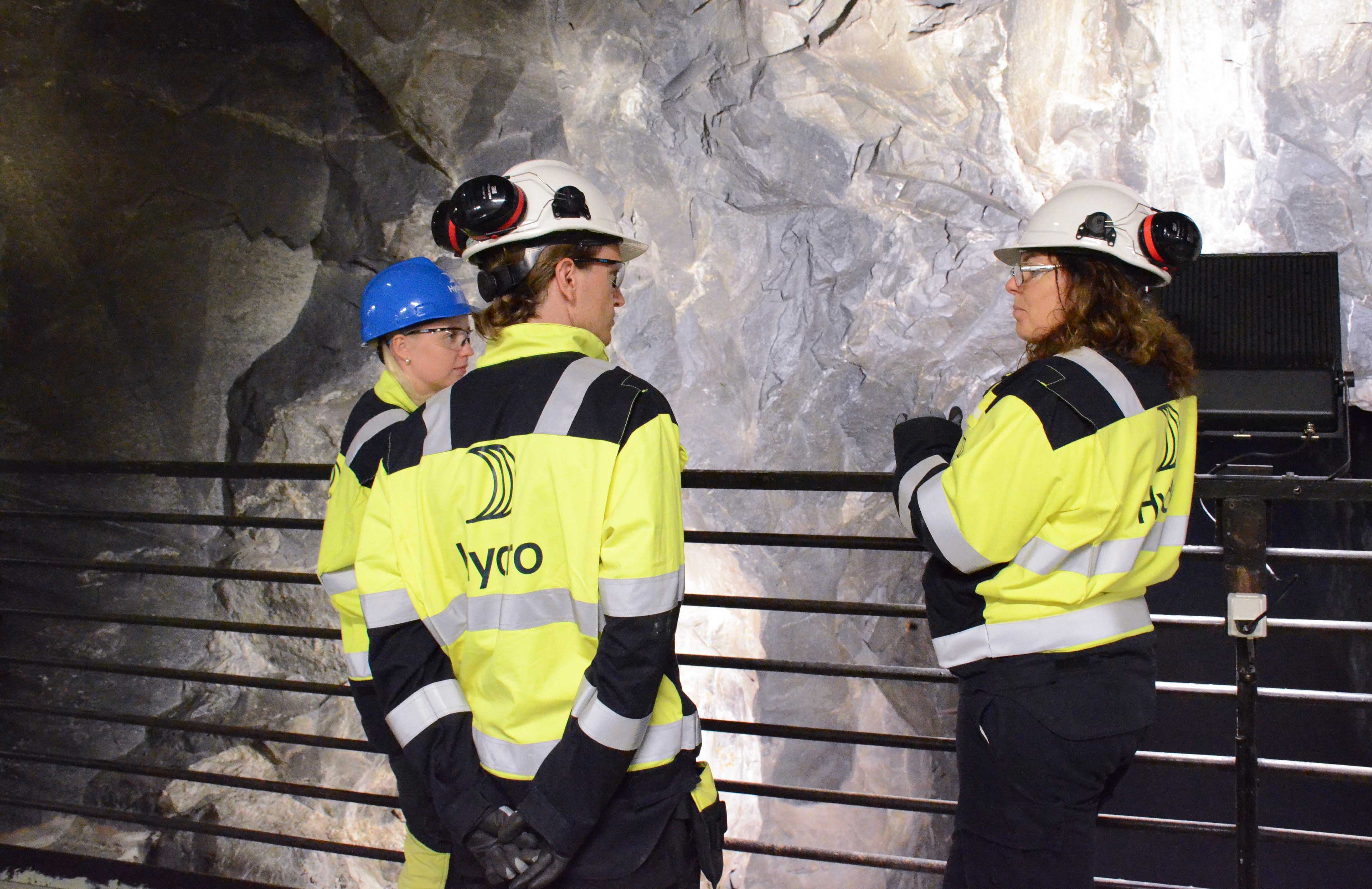 Jone Odden (midten) saman med Marthe Sølverud Færden (venstre) og kraftverkssjef Agnes Oppistov Lykkebø.